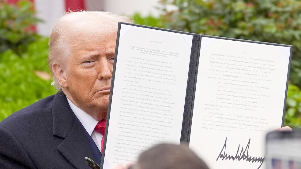 Trump hat die Zollankündigung als „Tag der Befreiung“ gefeiert. (Archivbild) Foto: Evan Vucci/AP/dpa