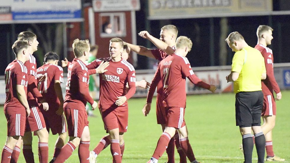 Gleich fünfmal durften die Fehntjer jubeln, hier nach dem 4:1 durch den Doppeltorschützen Sönke Weßling. Fotos: Damm