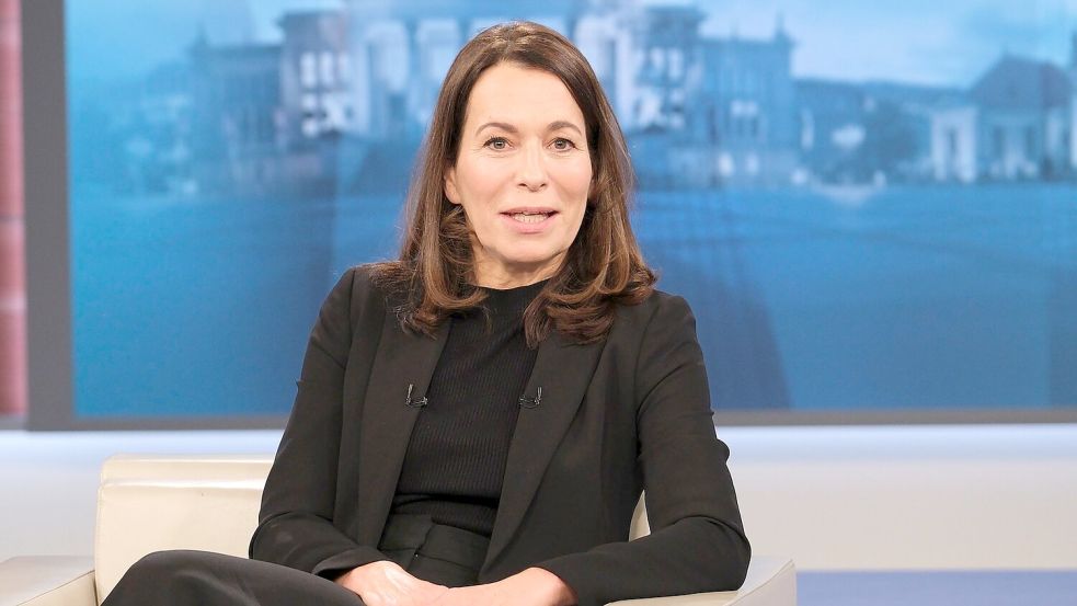 Moderatorin Anne Will genießt weiter jeden Sonntag nicht mehr ins TV-Studio zu müssen. (Archivbild) Foto: Wolfgang Borrs/NDR/dpa