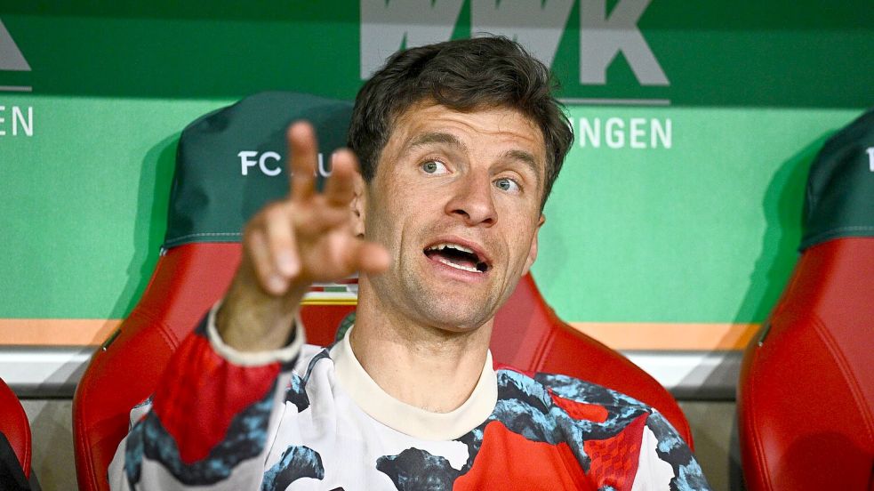 Die triste Gegenwart: Auch in Augsburg saß Thomas Müller erstmal wieder auf der Bank. Foto: Tom Weller/dpa