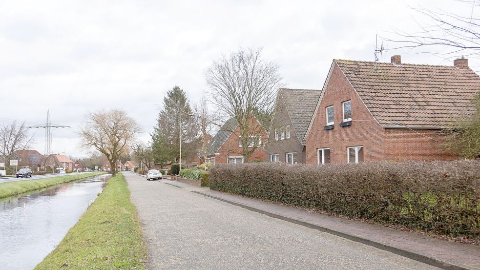 Am Bethlehem-Kanal in Papenburg gibt es nun konkrete Pläne für ein Bauprojekt, das die Stadt angeschoben hat. Entstehen soll es auf dem Grundstück, auf dem noch ein marodes Einfamilienhaus (rechts) steht. Foto: Schröer