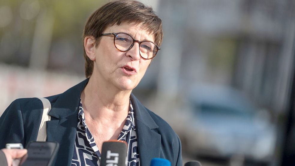 SPD-Chefin Saskia Esken äußert sich vor der Fortsetzung der Verhandlungen in der CDU-Zentrale in Berlin. Foto: Christophe Gateau/dpa