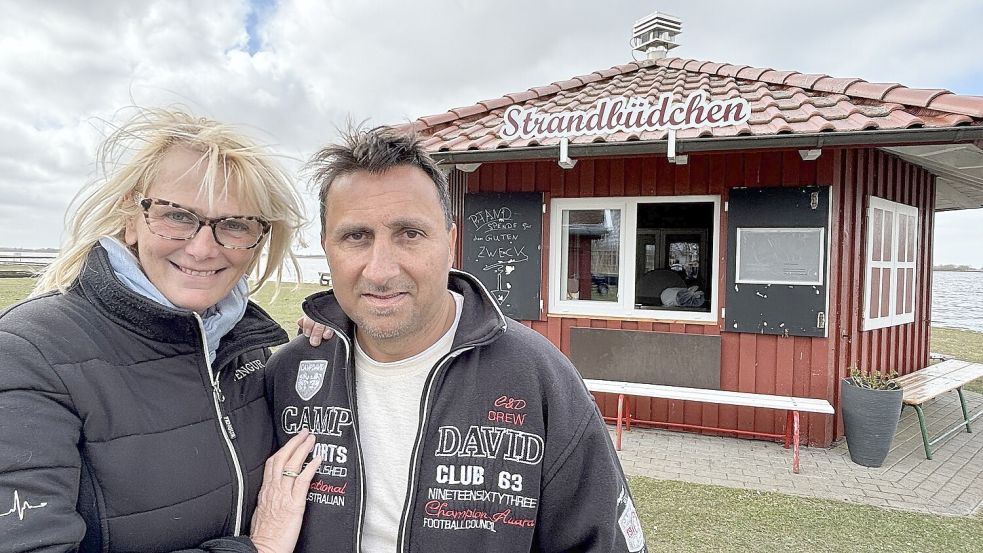 Steffi und Roland Bartsch freuen sich auf die Saison im Strandbüdchen am Großen Meer. Foto: Karin Böhmer