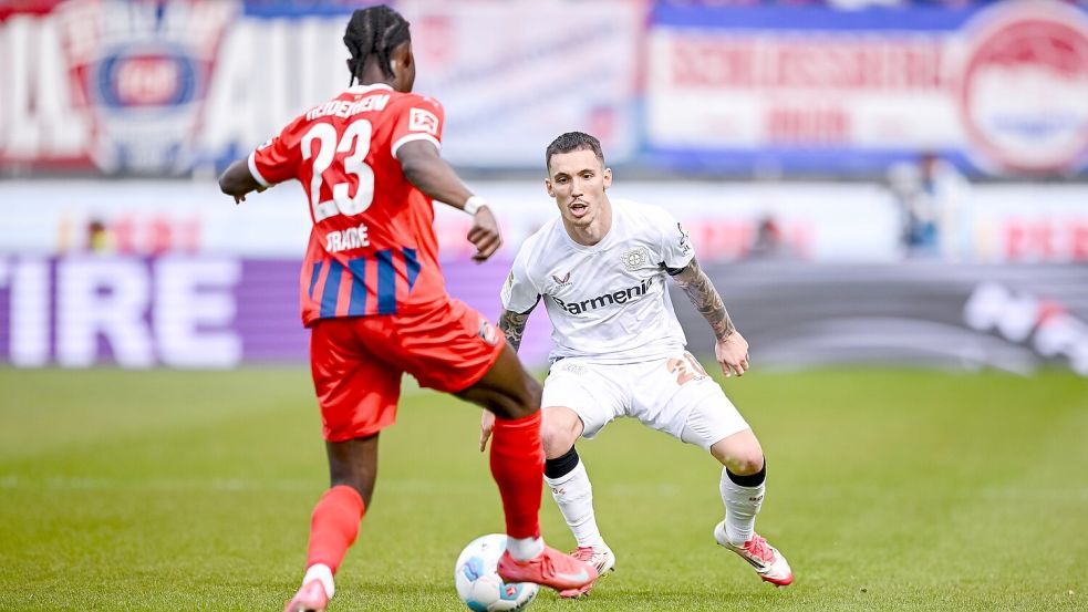 Leverkusens Grimaldo wurde auch defensiv extrem beschäftigt. Foto: Harry Langer/dpa
