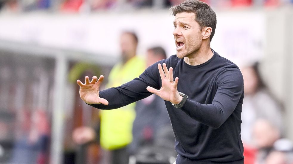 Reagierte spät: Bayers Trainer Xabi Alonso. Foto: Harry Langer/dpa