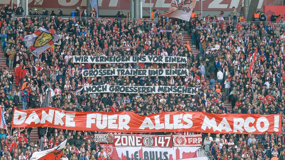 Die Fans verneigen sich noch mal vor dem ehemaligen Leipziger Chefcoach Marco Rose. Foto: Jan Woitas/dpa