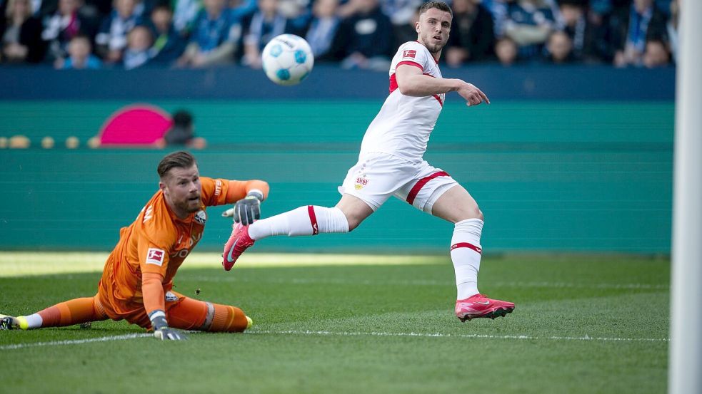 Ermedin Demirovic lupft den Ball über Timo Horn zum 2:0 ins Netz. Foto: Fabian Strauch/dpa