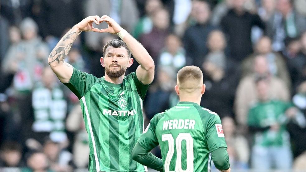 Torschütze und Vorbereiter: Werders Oliver Burke (l) und Romano Schmid feiern die Führung. Foto: Carmen Jaspersen/dpa