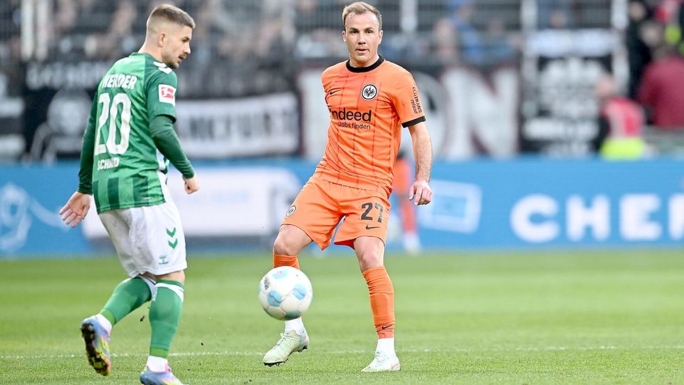 Kam lange nicht ins Spiel: Frankfurts Weltmeister Mario Götze (r). Foto: Carmen Jaspersen/dpa