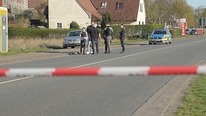 Für die Ermittlungen wurde der Bereich der Delmenhorster Straße, in dem sich die Tat ereignete, voll gesperrt. Foto: NWM-TV / Thomas Lindemann