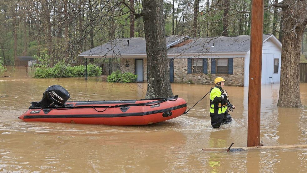 Teilweise kamen die Rettungskräfte nur noch per Boot voran. Foto: Colin Murphey/Arkansas Democrat-Gazette/AP/dpa