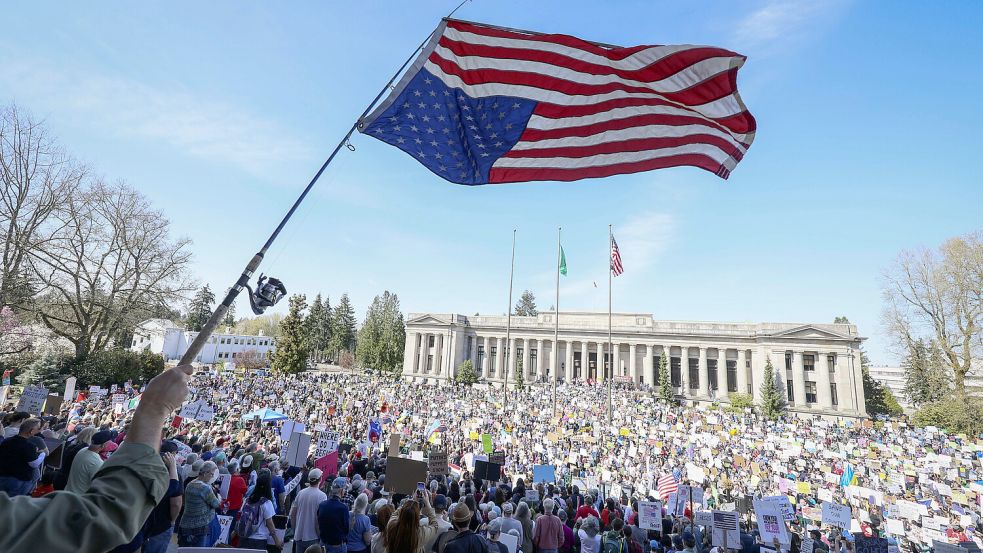 Tausende Menschen demonstrierten am Samstag in den USA gegen US-Präsident Trump. Foto: dpa/The Seattle Times via AP/Ivy Ceballo