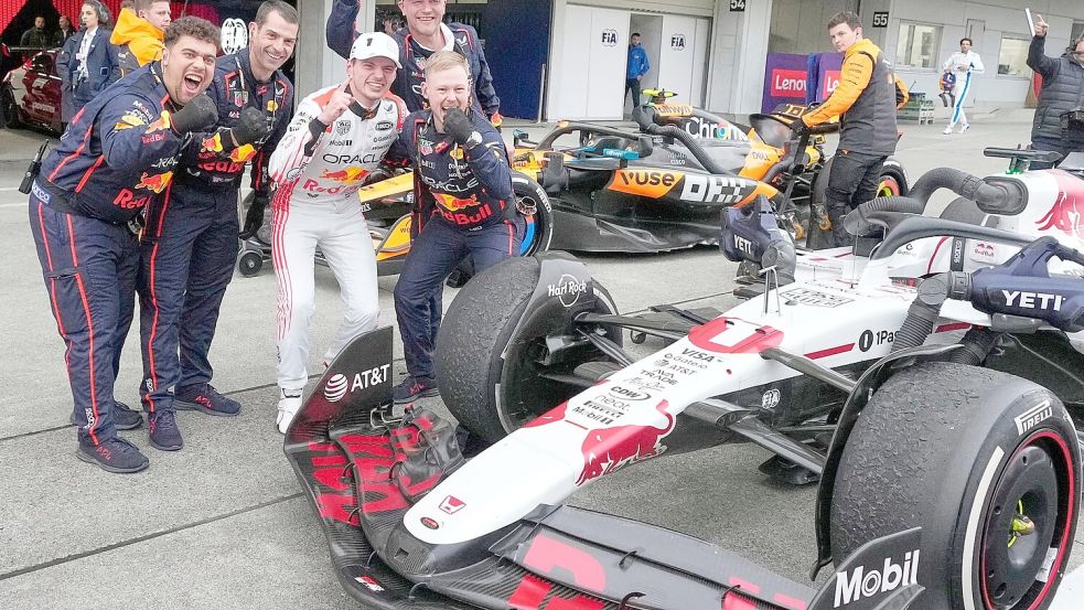 Max Verstappen (3.v.l) ist in Suzuka eine Klasse für sich. Foto: Shuji Kajiyama/AP/dpa