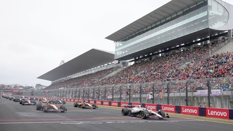 Max Verstappen (r) rast von der Pole zum Sieg. Foto: Shuji Kajiyama/Pool AP/AP/dpa