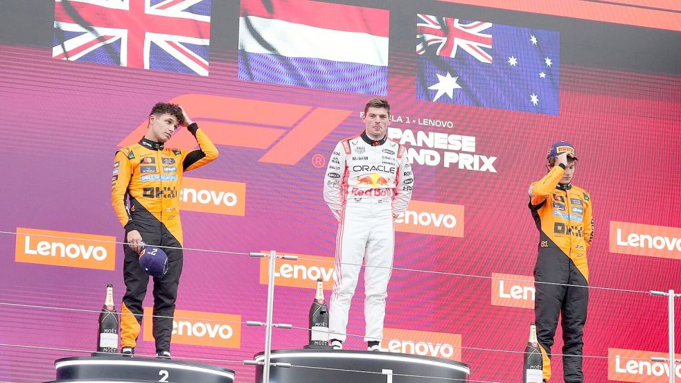 Das Suzuka-Podium: In der Mitte glänzt Max Verstappen. Foto: Hiro Komae/Pool AP/AP/dpa