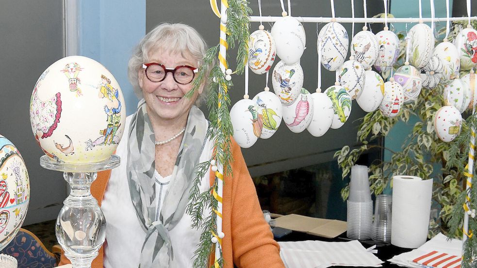 Ausstellerin Hannelore Paul verriet, dass sie in der nächsten Woche 91 Jahre alt wird, ist seit vielen Jahren dabei und fertigt alle Arbeiten in Eigenleistung. Foto: Stromann