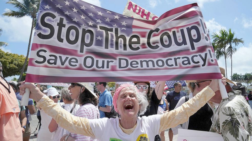 Tausende Amerikaner gehen gegen Trumps Politik auf die Straßen. Foto: Marta Lavandier/AP/dpa