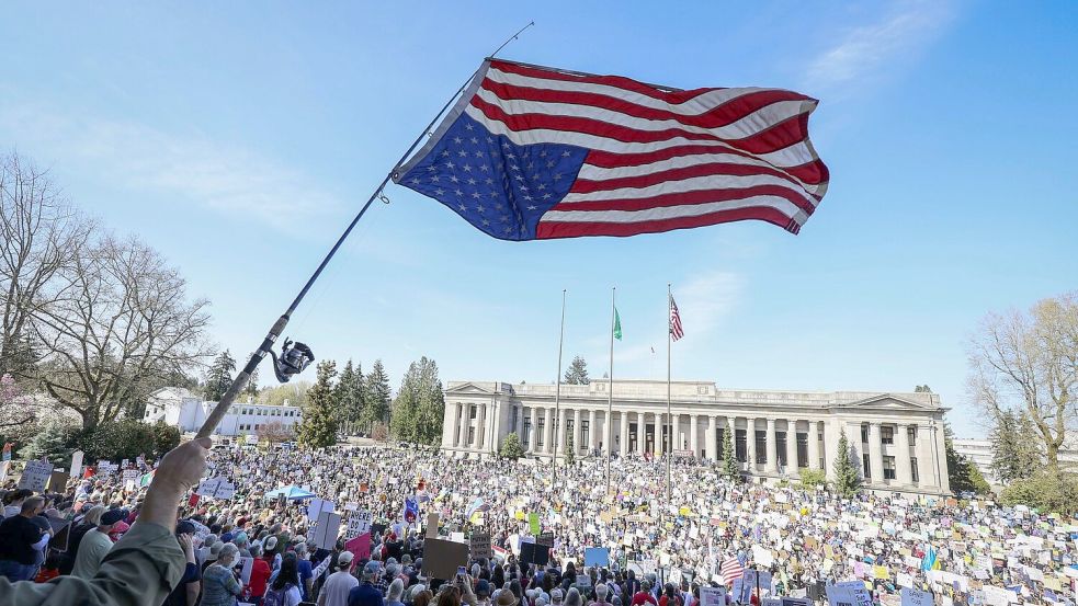 Im ganzen Land zogen Demonstranten gegen Trumps Regierung auf die Straße. Foto: Ivy Ceballo/The Seattle Times via AP/dpa