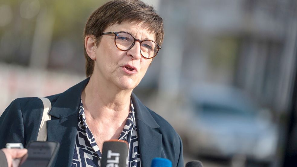 Auch die SPD-Spitze lässt nicht kalt, dass die AfD sechs Wochen nach der Wahl erstmals in einer Umfrage mit der Union gleichzieht. Co-Parteichefin Saskia Esken sagt: „Um die AfD wieder kleiner zu machen, kommt es darauf an, dass wir jetzt liefern.“ Foto: Christophe Gateau/dpa