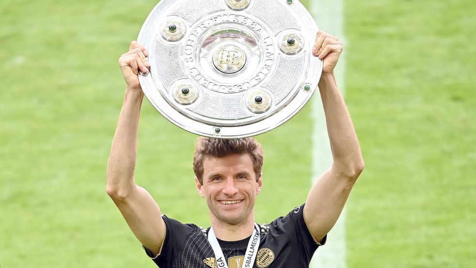Der Rekordmeister: Es deutet alles darauf hin, dass Thomas Müller zum Bayern-Abschied noch ein 13. Mal die Meisterschale in Händen halten kann. Foto: Sven Hoppe/dpa-Pool/dpa