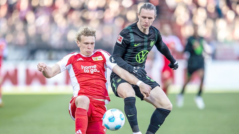 Unions Leopold Querfeld kommt vor Wolfsburgs Patrick Wimmer an den Ball. Foto: Andreas Gora/dpa
