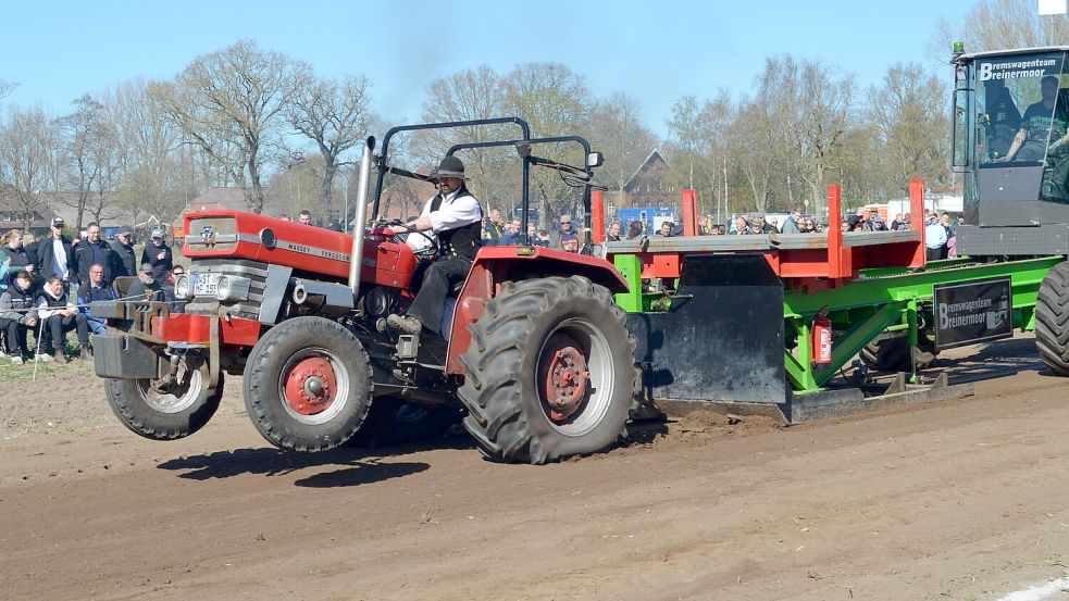 Burkhard Behrends aus Edewecht, der hier auf dem Traktor sitzt und den Bremswagen zieht, kam mit seiner Leistung aufs Siegertreppchen. In der Klasse bis 2,5 Tonnen kam er hinter seinem Neffen Eric auf den zweiten Platz. Foto: Fertig