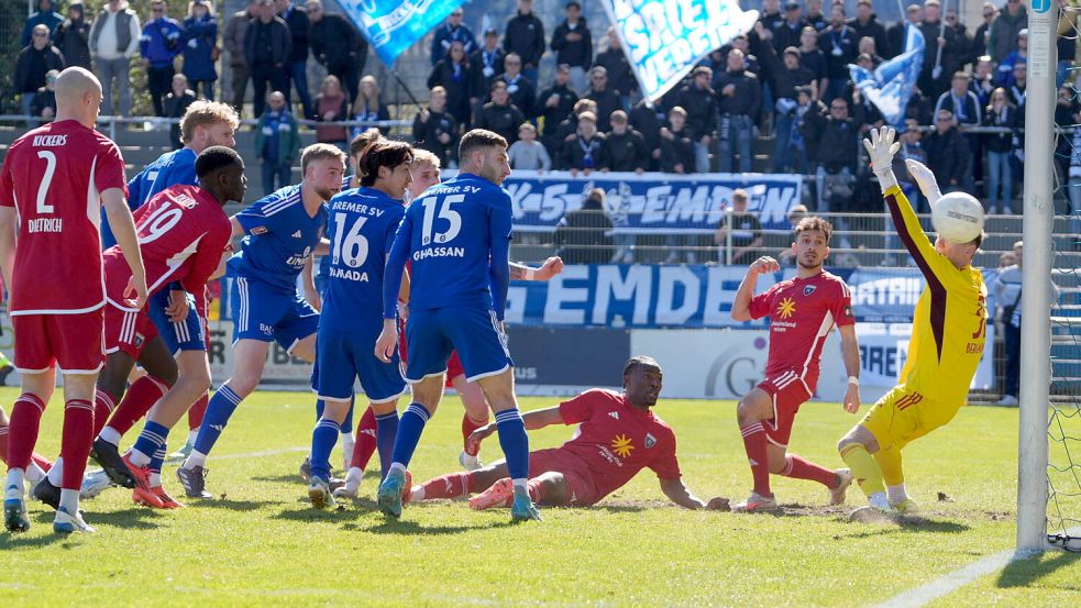 In dieser Szene kassierte Kickers Emden das 0:1 gegen den Bremer SV. Foto: Torsten Bobrink/Bremer SV