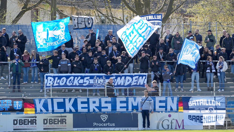Der Emder Anhang sorgte in Bremen für Stimmung und hatte Grund zum Jubeln.