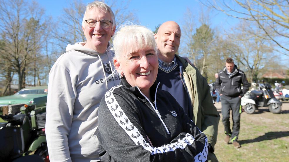Die Organisatoren des Anrollerns, Martin Krüsmann (links) und Stefan Kanthak (rechts), mit Sylvia Krüsmann, die zu den ersten in der Roller-Szene gehörte. Foto: Böning
