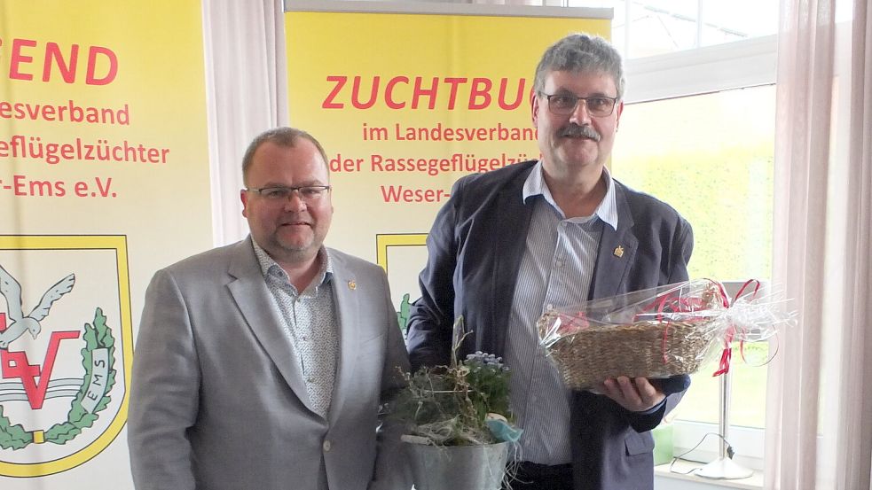 LV-Vorsitzender Lars Steenken (links) verabschiedete den Heseler Josef Strohschnieder als Zuchtbuchobmann. Foto: privat