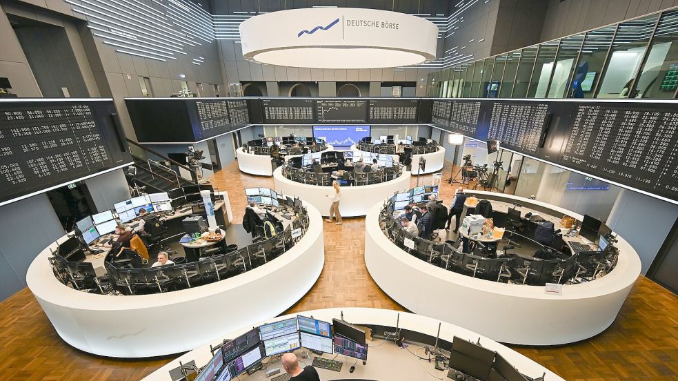 Der Dax sackt um zehn Prozent ab. (Archivbild) Foto: Arne Dedert/dpa