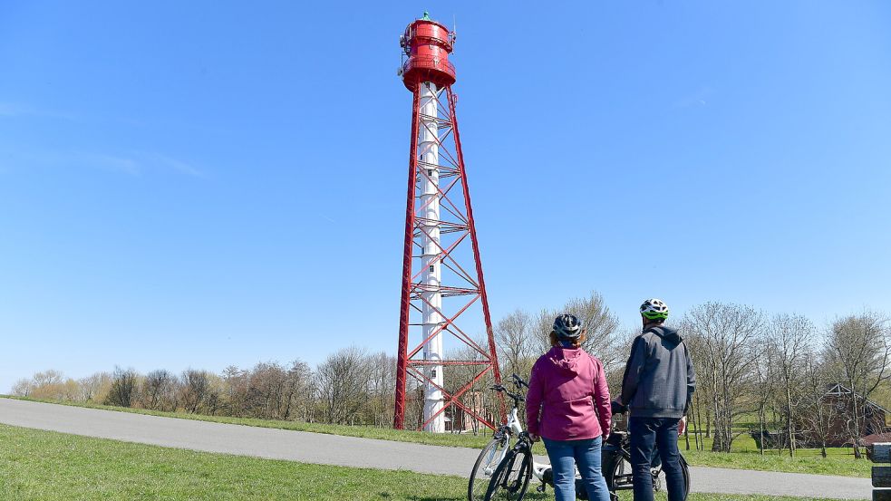 Besonders bei Radfahrern beliebt: Seit dem 4. April kann man den Campener Leuchtturm wieder täglich besuchen. Foto: Wagenaar
