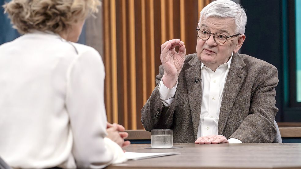 Der Ex-Bundesaußenminister Joschka Fischer zeichnet bei Caren Miosga ein düsteres Bild der zukünftigen Weltordnung. Foto: NDR/Claudius Plu