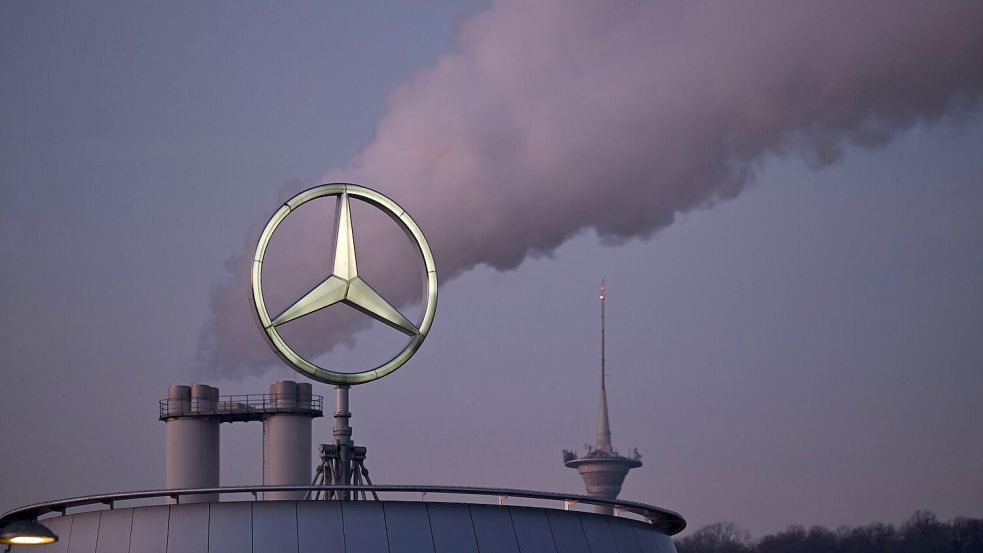 Mercedes-Benz hat zu Jahresbeginn weniger Fahrzeuge verkauft. (Archivbild) Foto: Bernd Weißbrod/dpa