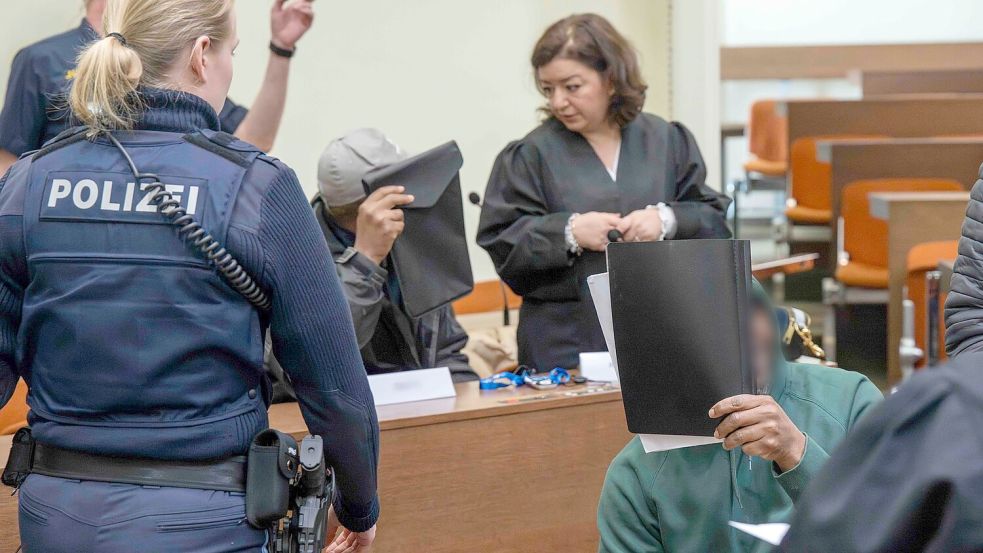 Die Staatsanwaltschaft wirft den Angeklagten die Bildung krimineller Vereinigungen vor. Foto: Peter Kneffel/dpa