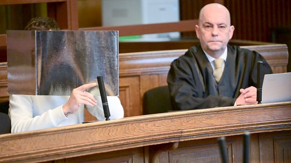 Der Angeklagte sitzt zum Prozessbeginn neben seinem Rechtsanwalt Axel Czapp. (Archivbild) Foto: Sebastian Gollnow/dpa