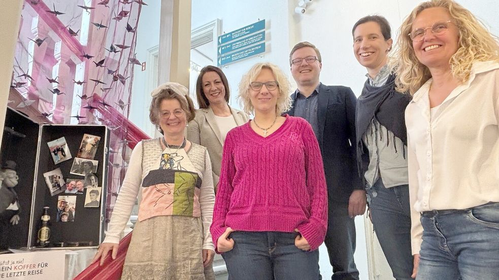Freuen sich darüber, dass die Kofferausstellung im Museum weitergeht (von links): Reenste Cornelis (Museum), Britta Baumann (Hospizverein), Cathrin Meenken (Pastorin), Dr. Christopher Galler (Museum), Ruth Moldenhauer (Kinderärztin) und Katja Druivenga (Museum). Foto: Mieke Matthes