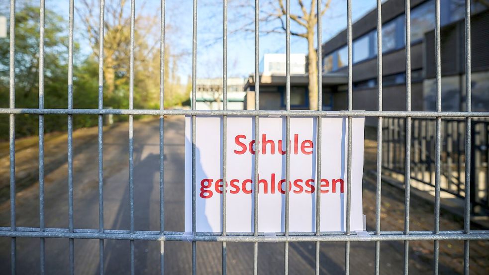 Für 18.000 Schülerinnen und Schüler fand am Montag in Duisburg wegen einer unklaren Bedrohungslage kein Unterricht vor Ort statt. Foto: Christoph Reichwein/dpa