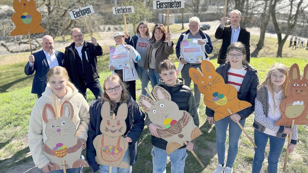 Bürgermeister Claus-Peter Horst (hinten, von links), Günter Podlich, Anke Schlingmann, Daniela Akkermann, Gunda Winterboer, Dr. Manfred Pühl und Oliver Freise (alle Heimatmuseum und -verein) sowie mehrere Kinder, die zum Zukunftstag im Heimatmuseum dabei waren, sind am Plytenberg. Foto: Stadt Leer