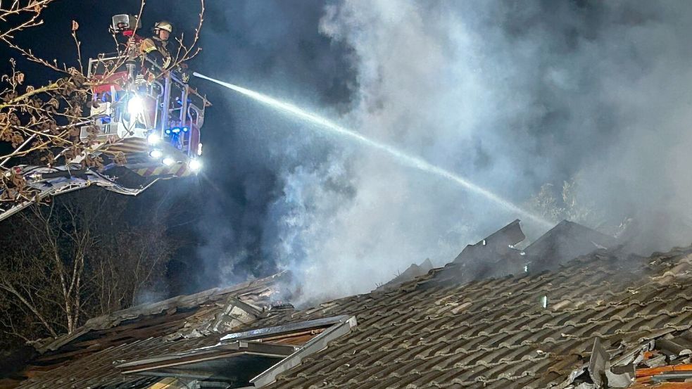 Ein Wohnhaus in Moormerland brannte: Der Einsatz am Freitagabend war knifflig. Foto: Freiwillige Feuerwehr Neermoor