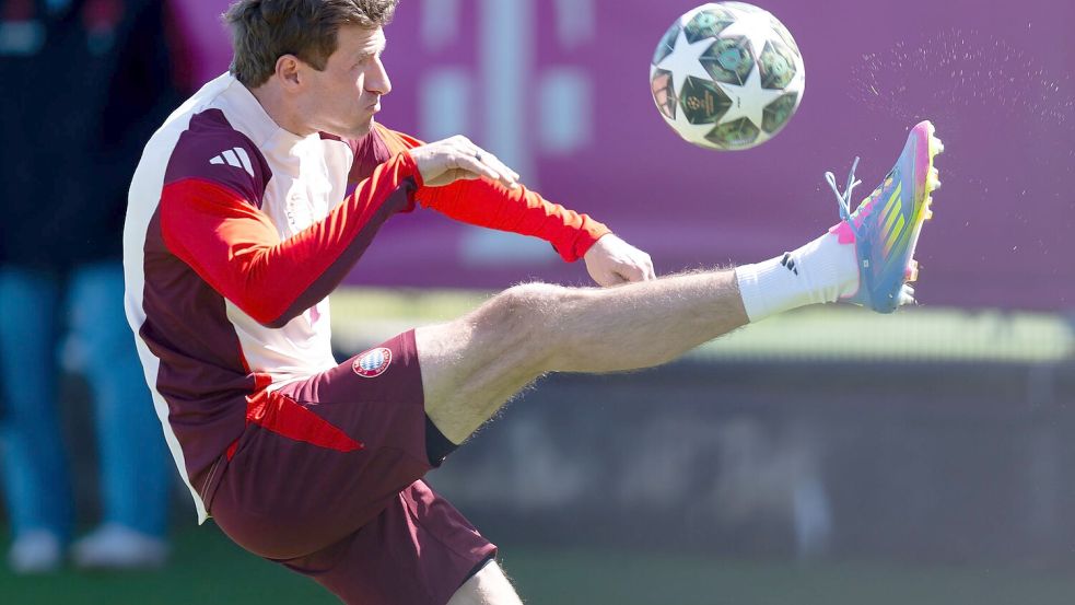 Hoch das Bein: Thomas Müller beim Bayern-Training vor Inter. Foto: Sven Hoppe/dpa