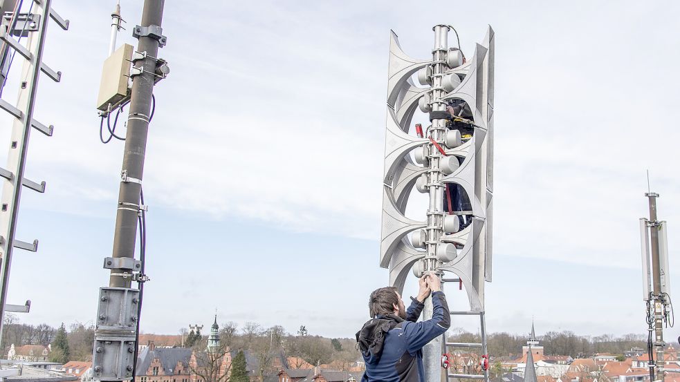 Die erste von 140 neuen Sirenen wurde Anfang März dieses Jahres auf dem Kreishaus montiert. Foto: Landkreis Aurich