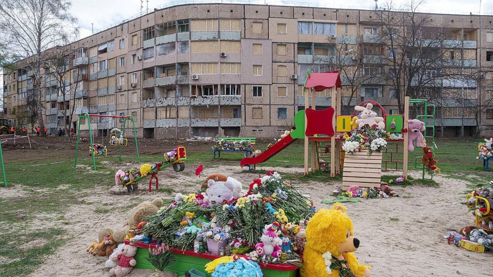 Die Ukraine will den Mord an neun Kindern und Jugendlichen nach einem russischen Raketenschlag vor den UN-Sicherheitsrat bringen. Foto: Evgeniy Maloletka/AP/dpa
