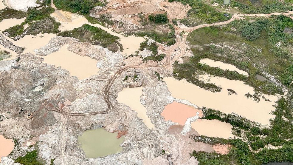 Maschinen und Ausrüstung wie Bagger werden beim Goldabbau genutzt. Foto: Philipp Znidar/dpa