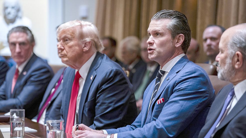 US-Präsident Donald Trump (links) und US-Verteidigungsminister Pete Hegseth: In den USA hat der Skandal um das Verbreiten geheimer Militärinformationen in einer Chatgruppe für Wirbel gesorgt. Foto: IMAGO / Starface