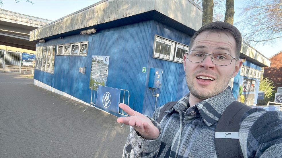 Redakteur Niklas Homes konnte es kaum glauben: Er wurde tatsächlich im Stadion am Panzenberg „vergessen“ und eingeschlossen.
