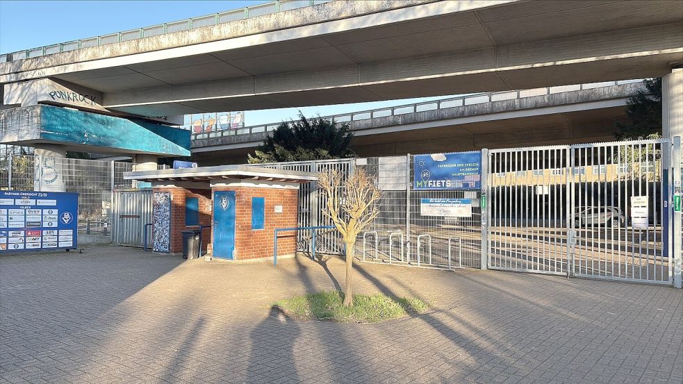 Im Eingangsbereich des Stadions am Panzenberg waren die Tore und Zäune so hoch, dass es nicht möglich war, darüber zu klettern. Foto: Homes