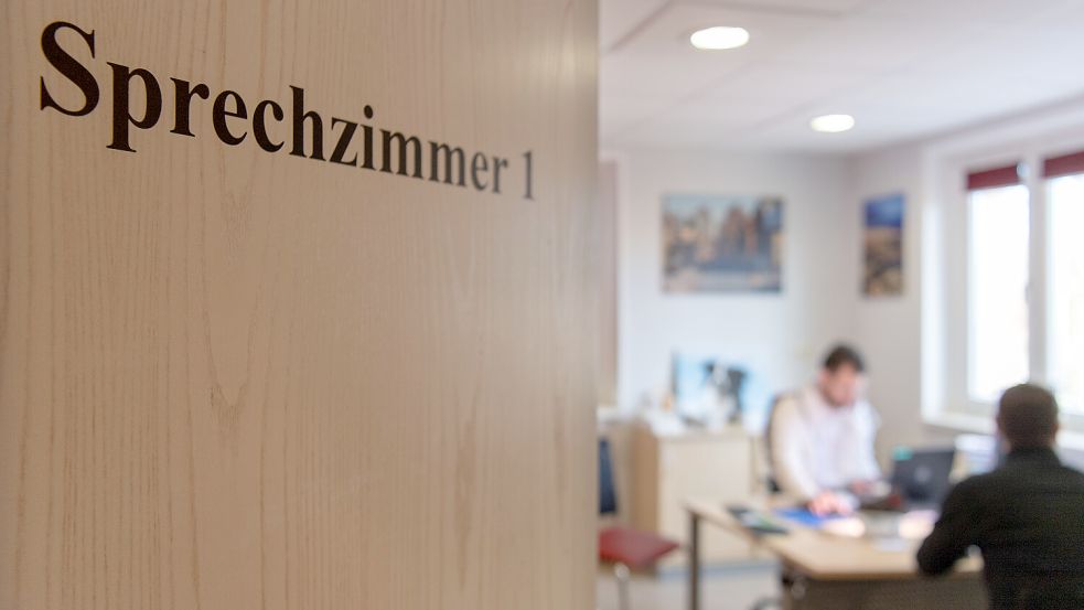 Wer zum Facharzt möchte, muss mitunter länger warten. Viele Praxen geben Termine erst in ein paar Monaten aus – wenn überhaupt. Symbolfoto: Skolimowska/dpa