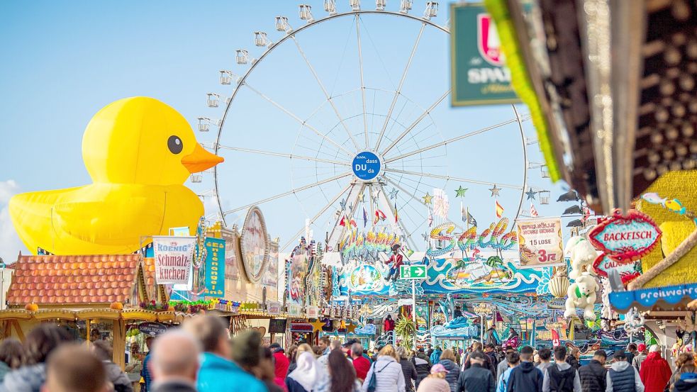 Auf der Bürgerweide findet vom 11. bis 27. April die Bremer Osterwiese statt. Mit zahlreichen Maßnahme will die Polizei in dieser Zeit für Sicherheit sorgen. Foto: Sina Schuldt/dpa