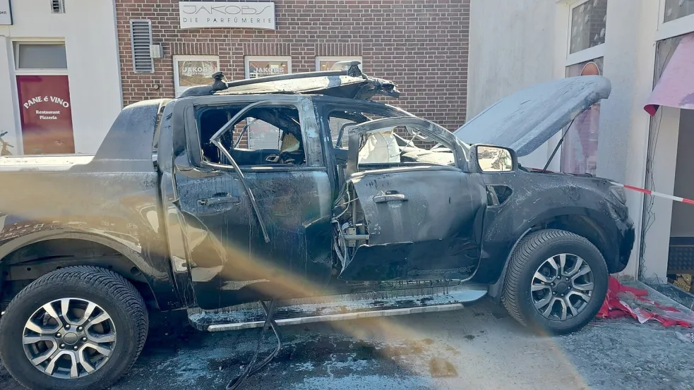 Auto in Flammen: Die Feuerwehr Meppen war um kurz nach 14 Uhr in die Straße Am Neuen Markt alarmiert worden. Torsten Albrecht